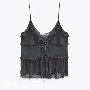 Svart volangtopp zara - Interessekoll på denna skitpoppulära volangtoppen från zara