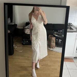 Party satin dress🤍 - En väldigt fin och skön klänning🤍 Biancas kollektion med Nelly 