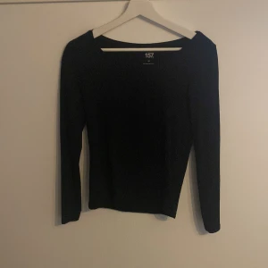 Lager 157 tröja - En tröja från lager157 i stolek xs inga fläckar ser helt ny ut. Använd ca 10 gånger inte mer.