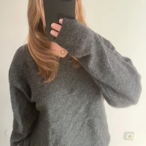 Grå stickad tröja  - Säljer en oanvänd grå stickad tröja jag fick i födelsedagspresent utan kvitto. Den ä jätte fint men passar inte min stil. 100% och jätte skön att ha i både höst och vinter. 