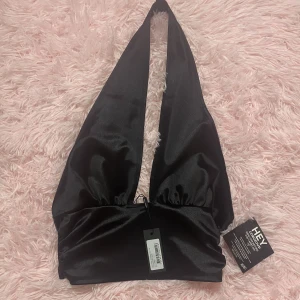 Twist Neck Satin Top  - Oanvänd, storlek S, sitter bra och fint! Köpt för 99kr men nu är den tyvärr slut i lager!❤️