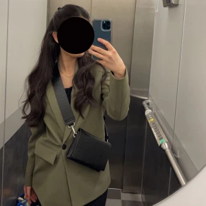 Blazer från zara - Säljer denna snygga Blazer köpt från zara för ca 3 månader sedan, och den är slutsåld idag. Säljer för 300kr, och köperan står för frakt. Blazern kan stylas till vardags men kan även piffa upp en mer kvälls outfit. 