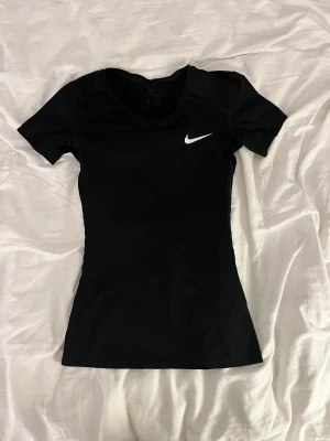 Tränings tshirt - Träningstshirt från Nike, niketecknet är lite sprucket, annars fint skick. Storlek xs men är väldigt stretchig 🖤 