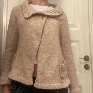 Kofta - Supersöt beige varm kofta med fin knäppning (går att ha på 2 olika sätt som på bilderna)💞 Perfekt skick! Kolla gärna in mina andra annonser😇