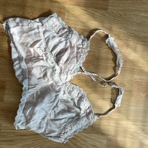 Linne - Jätte fint ljustosa linne från urban outfitters💕