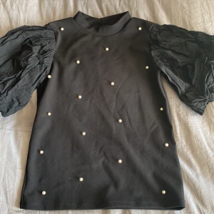 Topp med pärlor  - Säljer denna supersöta topp från Gina i nyskick❤️