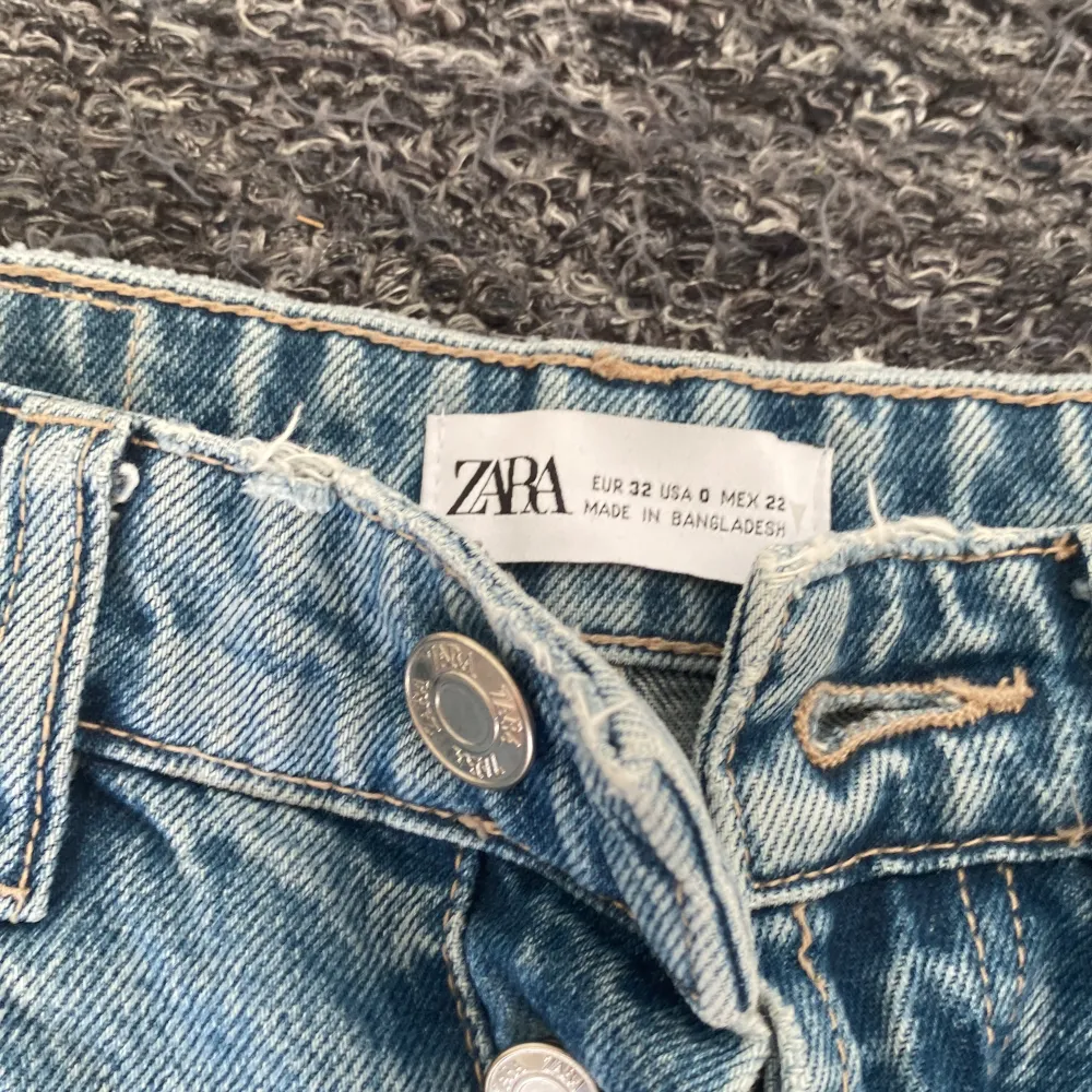 Jag säljer nu dessa trendiga jeansen från zara. Köpte dom för cirka ett år sedan men har bara haft på mig dom några få gånger. Kommer inte ihåg helt men tror jag köpte dom 450kr. Skriv om du har frågor eller är intresserad💓.. Jeans & Byxor.