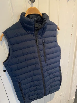 Peak performance väst storlek S - Hej, säljer nu min peak performance väst då den är för stor, den är i nyskick och endast använd ett fåtal gånger, västen är i storlek s och är mörk blå.   Pris kan diskuteras  