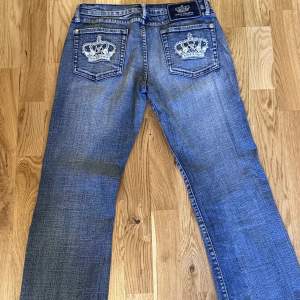 Lågmidjade superfina Victoria Beckham jeans som jag köpte här på plick💗Säljer då de inte kommer till användning🫶Priset kan diskuteras💗💗Måtten: 37cm i midjan, 70cm innerbenslängd✨