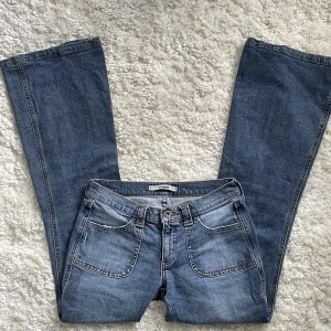Lågmidjade Bootcut jeans - Lågmidjade Bootcut jeans från Mavi i super bra skick! Innerbenslängd:77 midjemått:37. Vill du köpa trycker du på ”köp nu” jag postar alltid samma dag eller dagen efter köp.