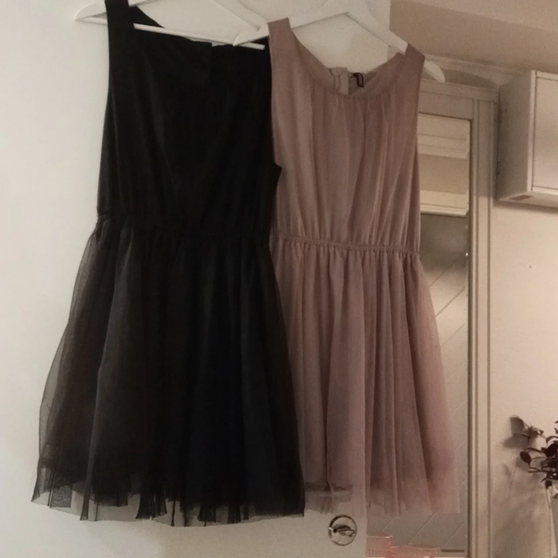 2 klänningar med tyll nedtill stl 42