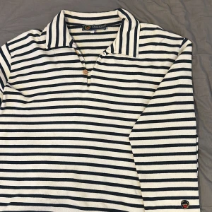 Vintage busenel marine långarmad tröja  - Ny pris 2300kr säljs inte längre köpt 1995. Den är så sjukt fin älskar halsen  !! Men tyvär så sitter den inte bra på mig längre och måste säljas. Fråga gärna om mer  bilder!