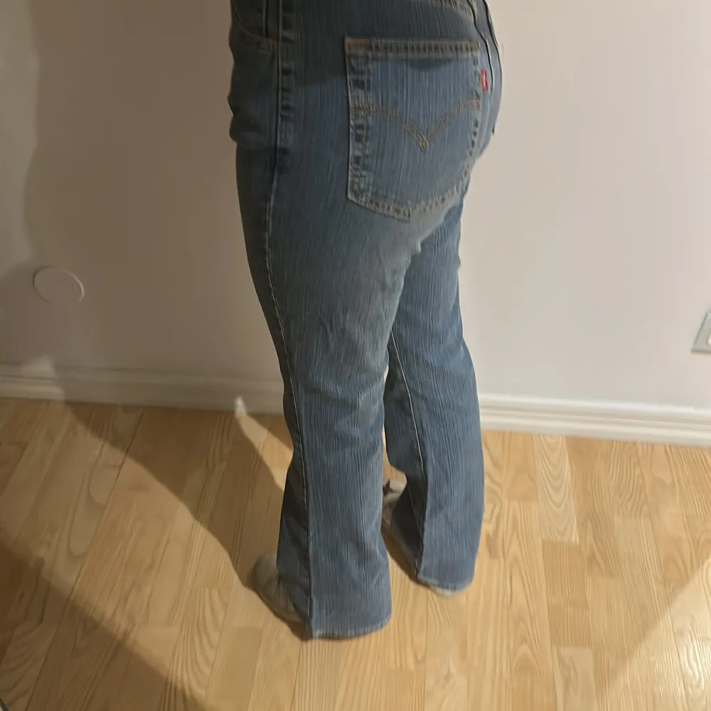 Ett par helt oanvända Levis jeans jag hittat i min mammas garderob från år 1993.  Ny pris 1200kr. Är för långa för mig och därmed säljs.  Från skrevet så är de 78cm långa. . Jeans & Byxor.