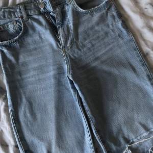 Jeans köpta från Bikbok för 500kr. Ljusblåa, höga i midjan med hål vid knäna.Använd fåtala gånger. Pris kan diskuteras