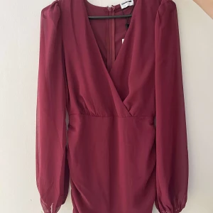 Vin röd kläning  - Fin Vin röd kläning  Från Vero Moda (Slutsåld) har inte använt den i storlek XS.