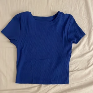 Blå kroppad topp - Väldigt bra skick som sagt ungefär använd minde än fem gånger så inte använd alls, topp från New Yoker 💓