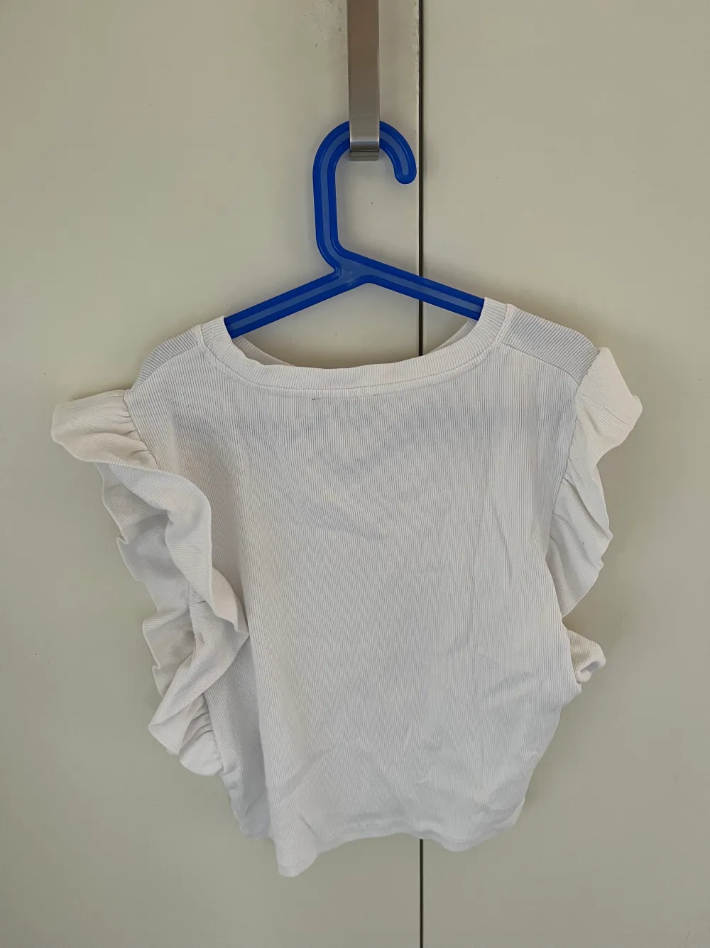 Ett vit och gulligt linne från Zara i storleken M. Perfekt till en kjol eller ett par jeans 🫶. Toppar.