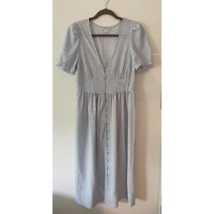 Klänning monki  - Ljusblå klänning från Monki.  Storlek 40. Använd 1 gång. 