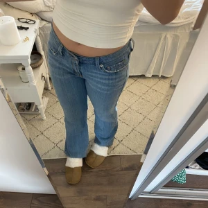 Låg missade jeans - Jättefina lågmidjade jeans från Levis, köpt secondhand, nypris 550kr! Jätte fint skick😍