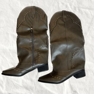 Boots - Superrrrrrsnygga boots i storlek 38🤎tyvärr har jag stora vader så kommer inte i dom:/ o därav kan jag inte heller skicka bild med dom på. Köptes för 500kr