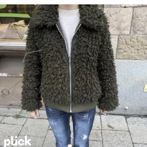 Hm teddy jacka - Säljer min så fina gröna teddy jacka i storlek 34, passar 36/38 oxå!💕skriv privat om du vill ha fler bilder!!