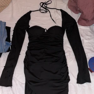 Ohpolly klänning  - Säljer min jätte fina ohpolly klänning då jag fick hem den i fel storlek tyvär. Skulle haft den på min födelsedag men de blev inte så helt oanvänd! Köpt för 1090kr säljer för 450