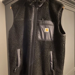 Carhartt väst  - Tja, säljer en ullväst från carhartt som passar perfekt nu för dom lite kallare tiderna. Skick 7/10, använt skick. Om du har några funderingar så är det bara skicka. Mvh 