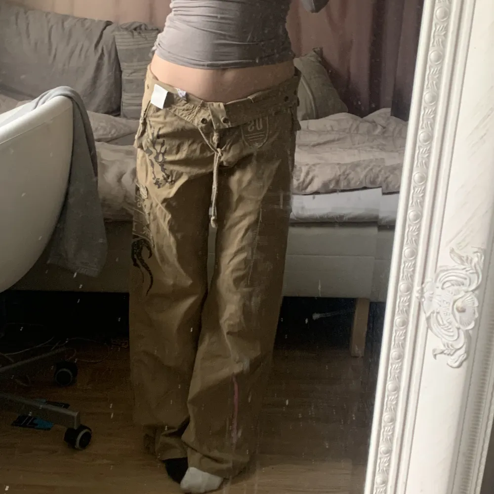 säljer dessa skitsnygga byxor. knappt använda och som nytt skick! frakt står man själv för men träffas gärna också😛💪💪. Jeans & Byxor.