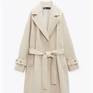 Kappa med ylleskärp - Säljer min sjukt fina kappa från Zara som inte längre finns o köpa! Endast använd 2 gånger och är därför som helt ny!!😍Ull som håller dig super varm om vintern, har en svart likadan men väljer och sälja denna då ja har en annan beige.❤️ ord pris. 1700kr