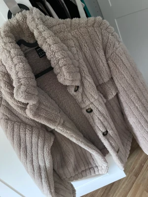 Jacka  - Jacka från Shein, använd 2-3 gånger, den är i jätte bra skick 