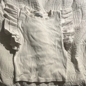 Volang topp - Vit volang topp från Zara, storlek S. Använd ganska många gånger men inga defekter eller tecken på användning🩷