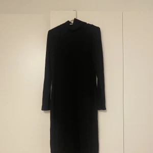 Långklänning - En långklänning från Bikbok, storlek M, väldigt mjuk och stretchig.