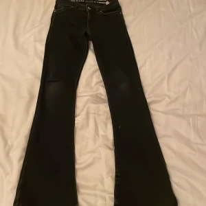 Såååå snygga bootcut jeans från bikbok - Säljer dessa super snygga bootcut jeansen från bikbok nypris är 599kr