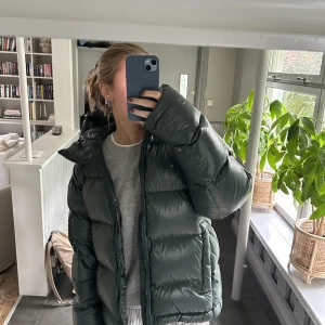 Jacka  - Säljer denna gröna fina peak jackan 