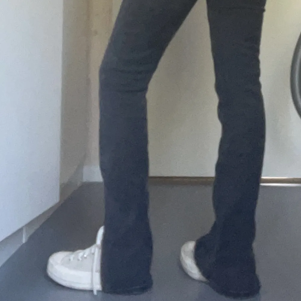 Supersnygga gråa/svarta jeans från Zara i storlek 36. Endast använda en gång. . Jeans & Byxor.