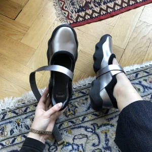 Ballerinaskor  - Ballerinaskor från camper, moderna, silver med gummisula. Sanna 37or. Lite eytys/acne studios vibe, men skorna är från Camper :) om ni har några frågor, skriv! <3