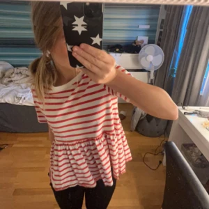 Zara volang tröja💗 - Säljer denna söta topp från zara💕 säljer då den inte kommer till användning💗 storlek S🩷bra skick💘 100 +frakt💕 