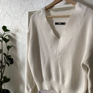 Vit stickad tröja - En stickad v ringad tröja i bra skick, väldigt mjuk i materialet.