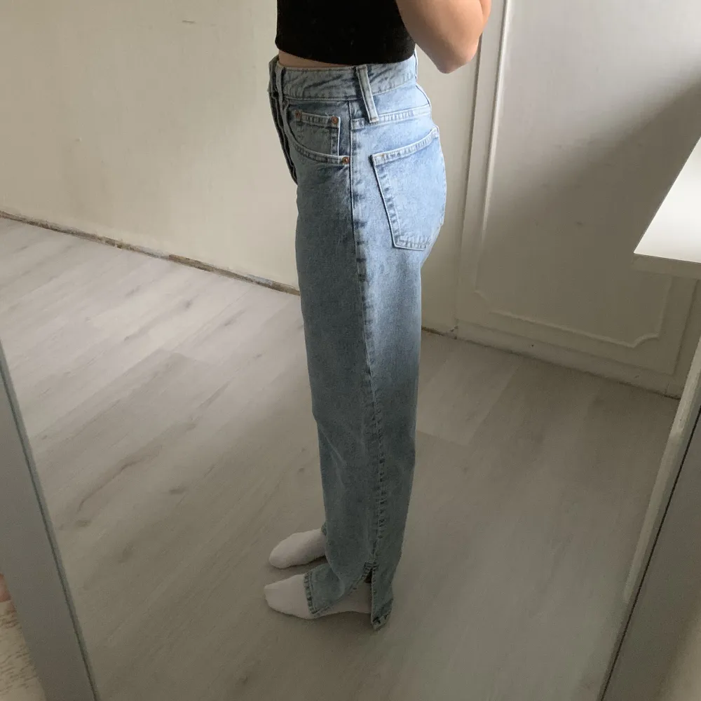 Ljusblå högmidjade jeans från H&M. Rak modell med slits ner till. Nyskick, endast använda en gång dock har de ett produktionsfel då vänster ben är någon centimeter kortare. Nypris 299kr. Storlek 36.. Jeans & Byxor.