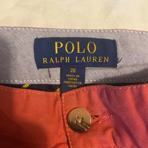 Röda Polo Ralph lauren shorts  - Röda Polo Ralph lauren shorts i storlek 170. Funkar bra till sommaren. Skick 8/10, inga fläckar eller hål. 