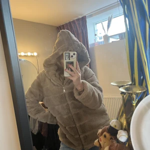 Vinterjacka  - Använd väldigt fåtal gånger, från Madlady storlek XS men passar nog S/M beroende på hur man vill att den ska sitta. Jag är XS/S. Väldigt bra kvalite och sjukt skön, säljer för att den inte kommit till användning 🤎🤎🤎 