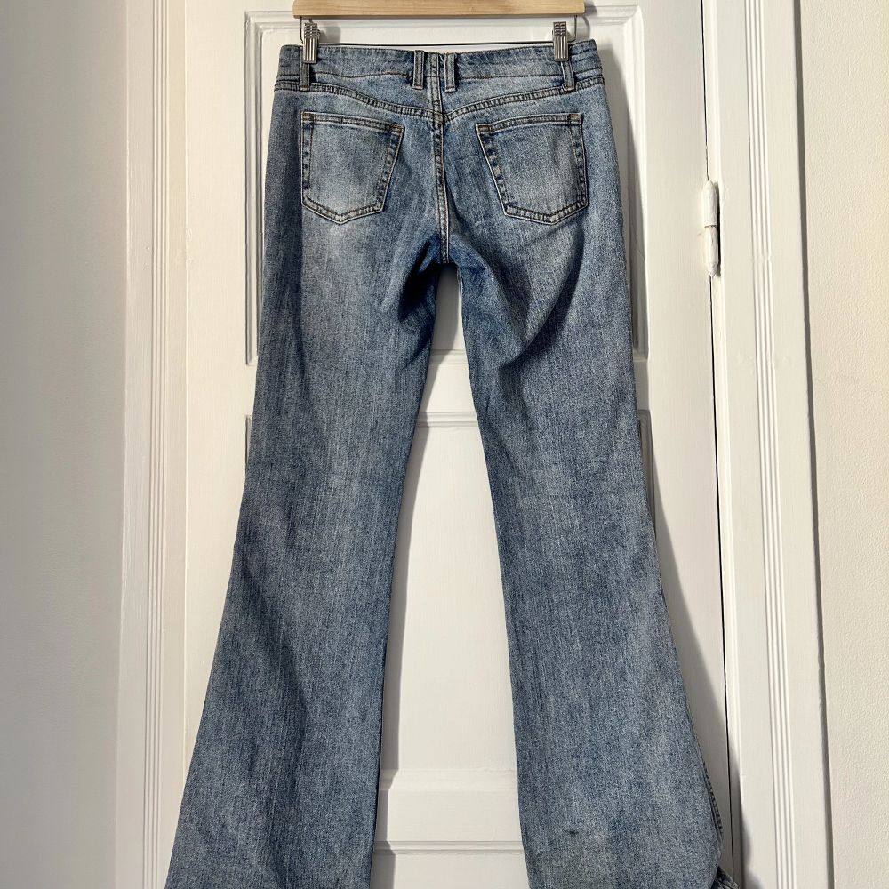 Säljer dessa superfina lågmidjade jeansen från brandy Melville. De är i onesize men passar xs/s. Jag är 170 cm💕. Jeans & Byxor.