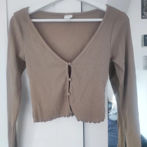 Tröja 34 / XS - Helt ny i perfekt skick. Beige/brun tröja med knappar