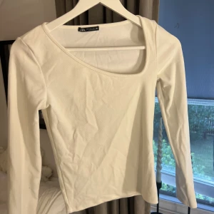 Söt topp🤍 - Söt vit topp med en unik skurning vid halsen🤍