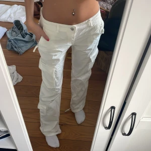 Lågmidjade byxor  - Ett par lågmidjade cargo pants som endast är använda ett fåtal gånger💋jag är 172 cm lång
