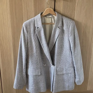 Rutig Kavaj  - Rutig kavaj som känns lyxig i materialet. Går utmärkt att använda som jacka nu i höst. 