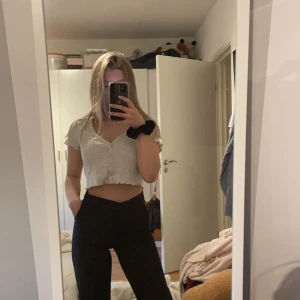 Topp - Säljer den här söta toppen från hm som är i storlek XS. Det är inte skador på tröjan.