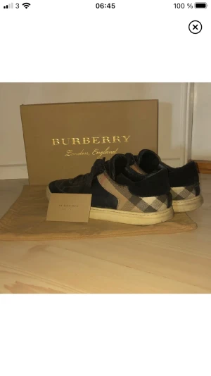 Burberry skor - Hej! Säljer ett par tvär snygga burberry sneakers. Har använts mycket men varit väl omhändertagna. Skick 7,5/10🔥  Kan gå ner i pris!!