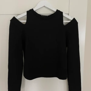 Tröja  - Svart tröja med cut out på axlarna🤩 strl M lite croppad (frakt tillkommer!)