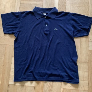 Lacoste Polotröja - Polotröja från Lacoste. Skick: 6/10. Hör av er om ni har frågor!